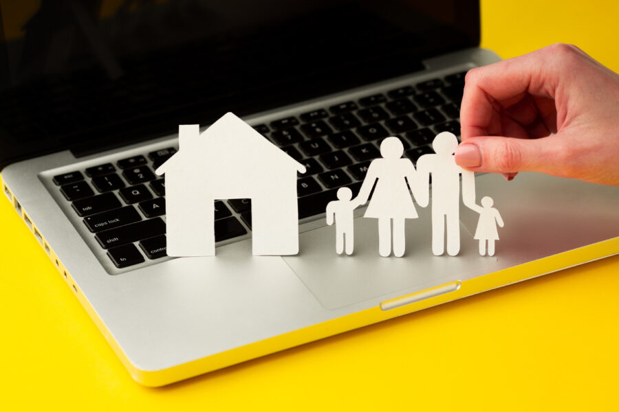 hand holding paper cut family figure | (ΕΝ)Λειτουργία και Διαδοχή στις Οικογενειακές Επιχειρήσεις
